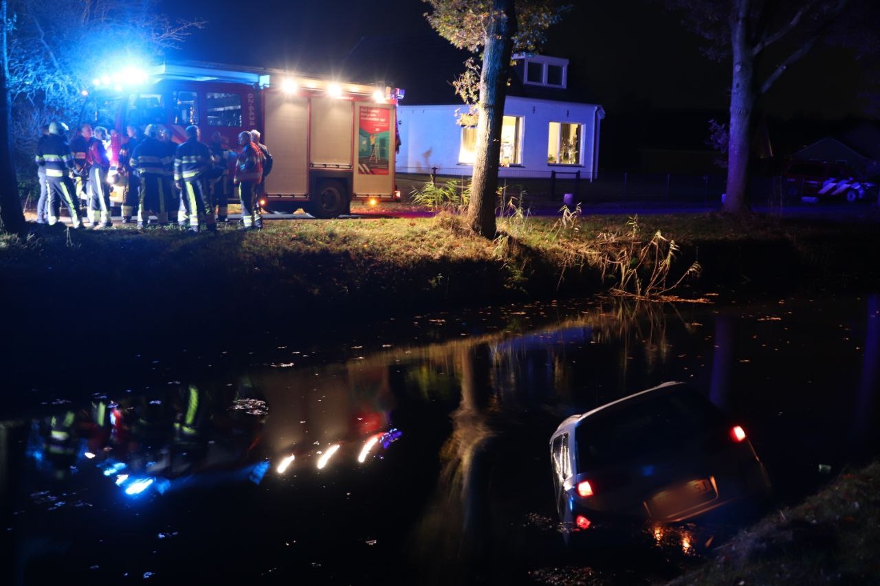 Auto rolt water in tijdens oprit oprijden in Bontebok