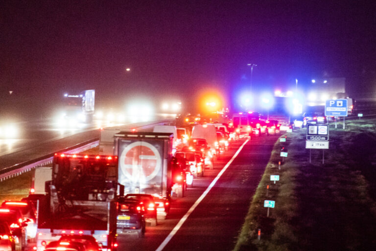 Ongeval met meerdere voertuigen zorgt voor lange file op A7 richting Hoogezand