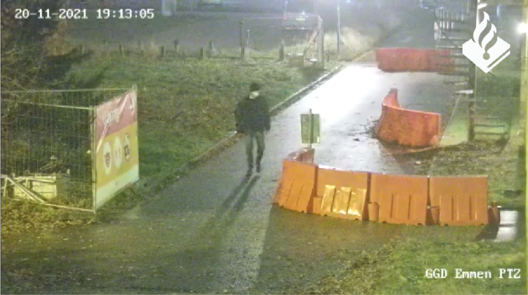 Politie deelt beelden van brandstichter bij testlocatie van GGD in Emmen (video)