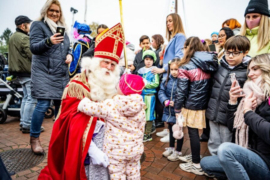 Overzicht: Gemoedelijke sfeer tijdens intocht van Sinterklaas in de Noordelijke provincies