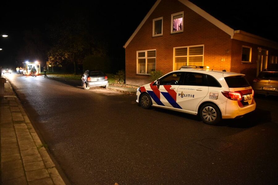 Auto botst op geparkeerde auto in Finsterwolde