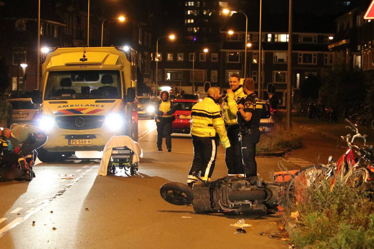 Scooterrijder gewond bij botsing met bezorgwagen in Groningen