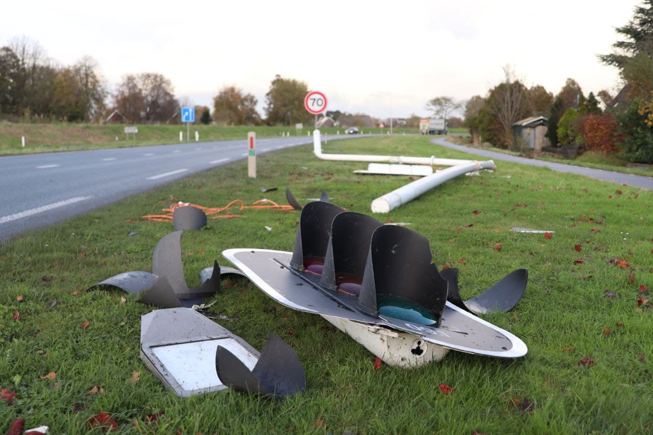 VIDEO: Ravage nadat vrachtwagen verkeerslichten uit de grond rijdt in Lemmer