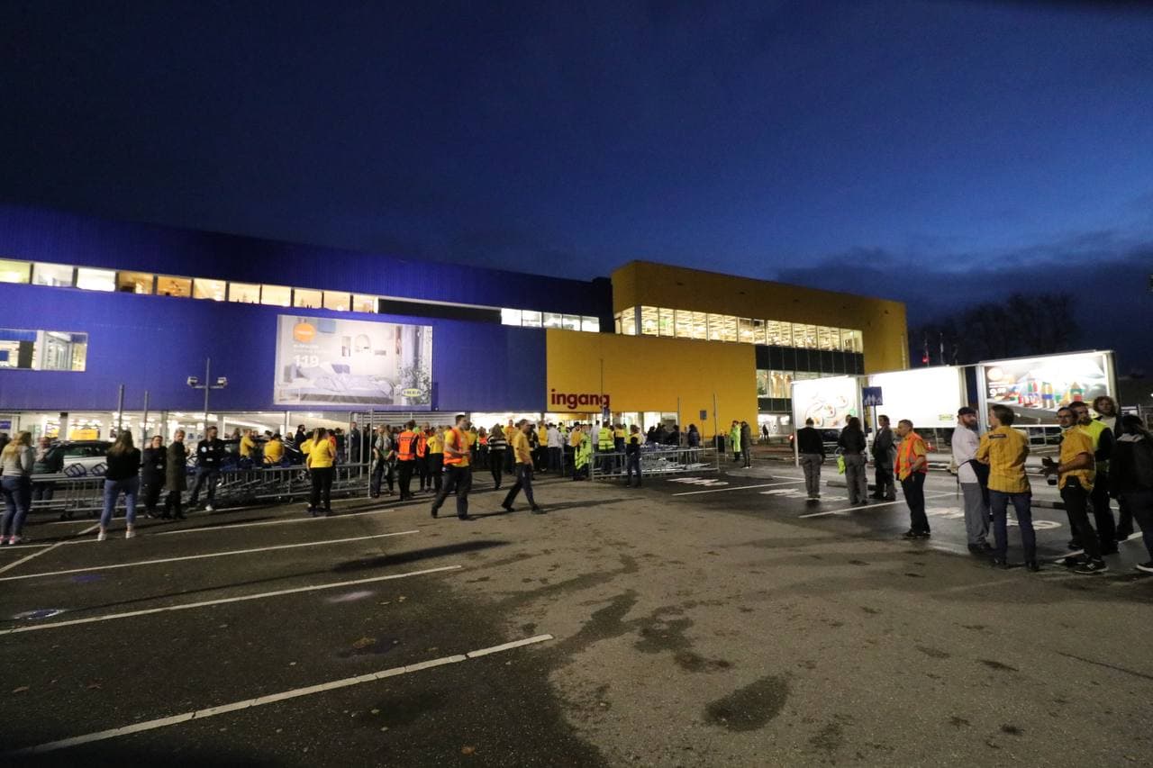 Ruim 300 mensen moeten IKEA Groningen uit na keukenbrand