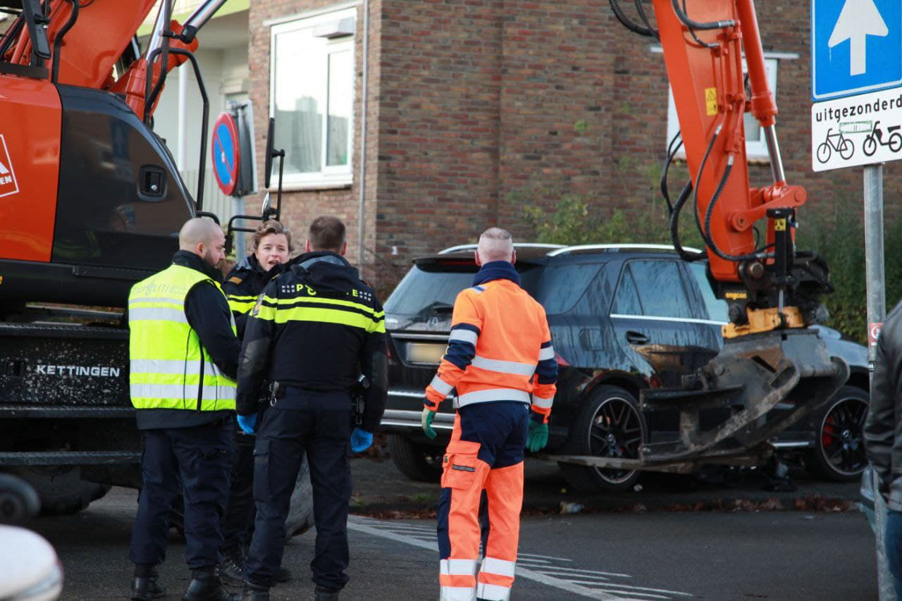 VIDEO: Mobiele kraan schiet te hulp bij ongeval in Groningen