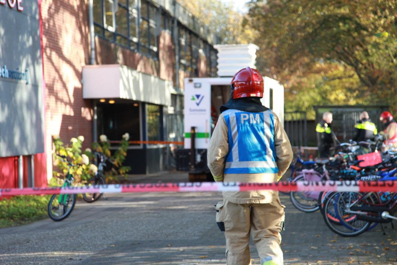 Gas spuit uit gevel van school in Haren