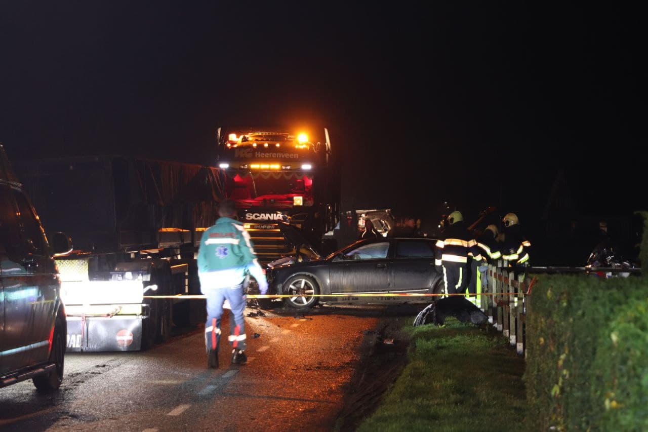 Auto botst op container van vrachtauto in Oldelamer