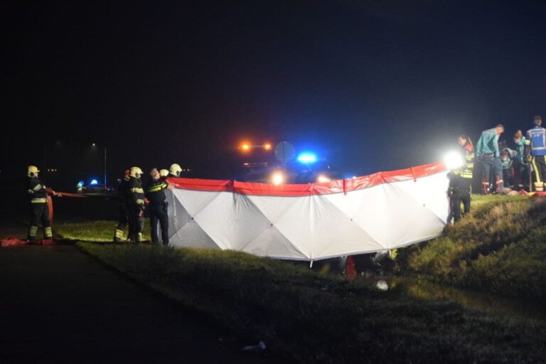 Auto belandt op de kop in sloot bij Walterswald; bestuurder overleden