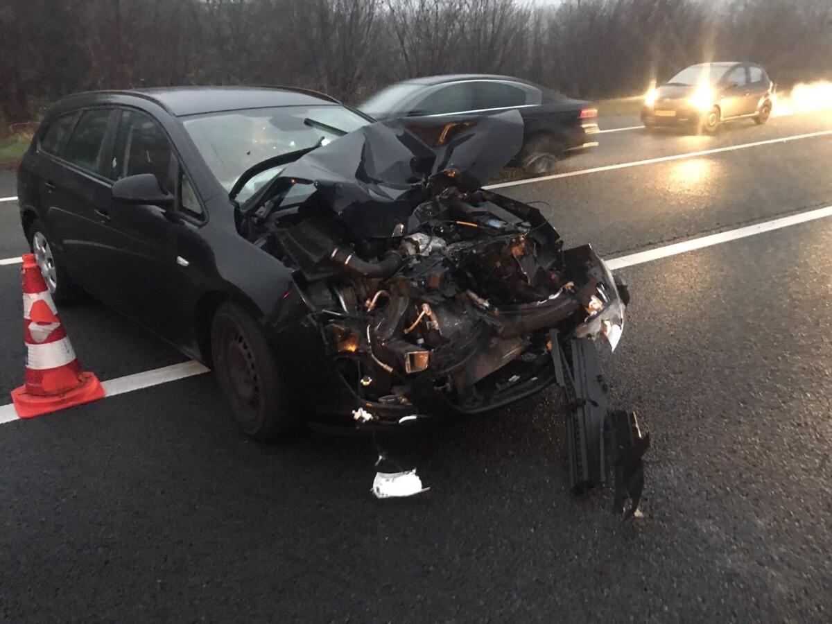 Auto Rijkswaterstaat aangereden op spekgladde A32 bij Havelterberg
