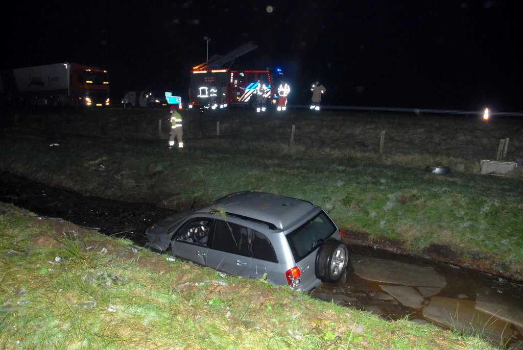 Automobilist komt door gladheid A7 in de sloot terecht bij Marum