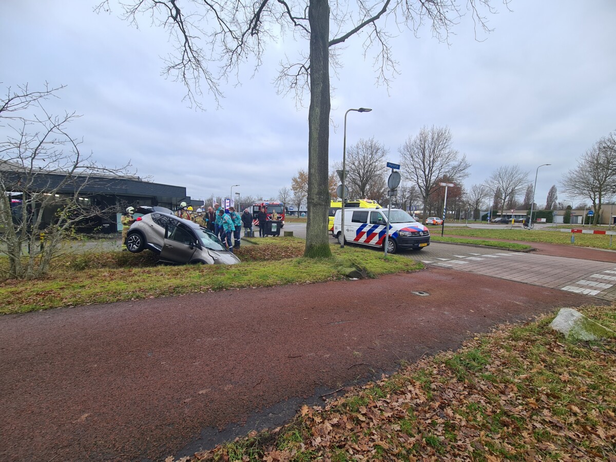 Man rijdt met auto in de greppel in Assen