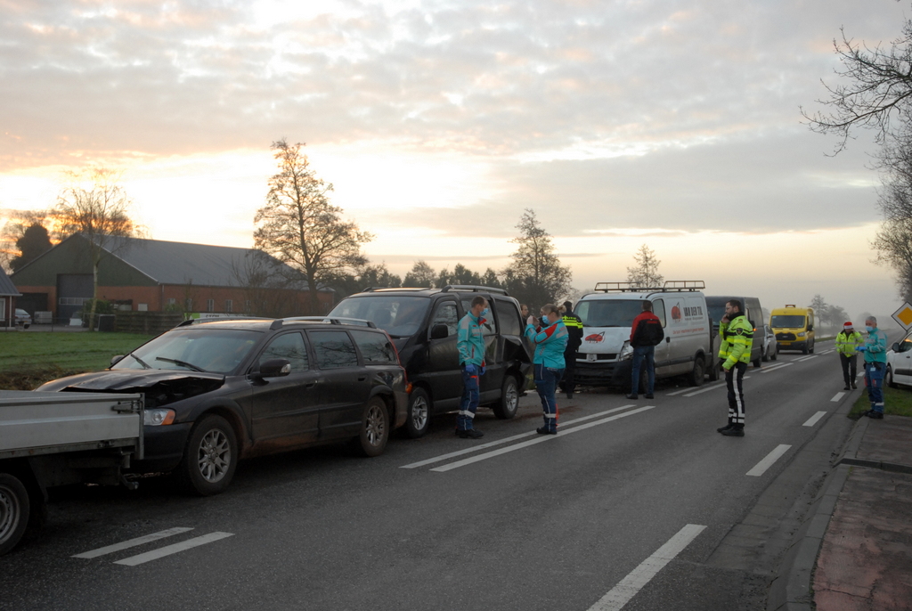 Kop-staartbotsing op N388 bij Oldekerk