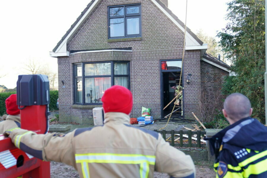 Brandweer blust schoorsteenbrand aan de Hoofdstraat in Valthe