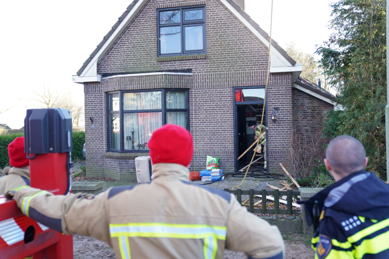 Brandweer blust schoorsteenbrand aan de Hoofdstraat in Valthe