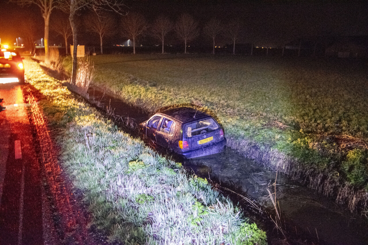 Pizzabezorger belandt met auto in de sloot