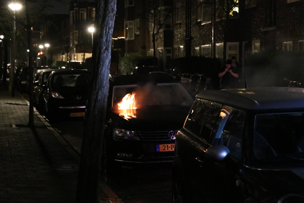 Autobrand door vermoedelijk vuurwerk in Groningen