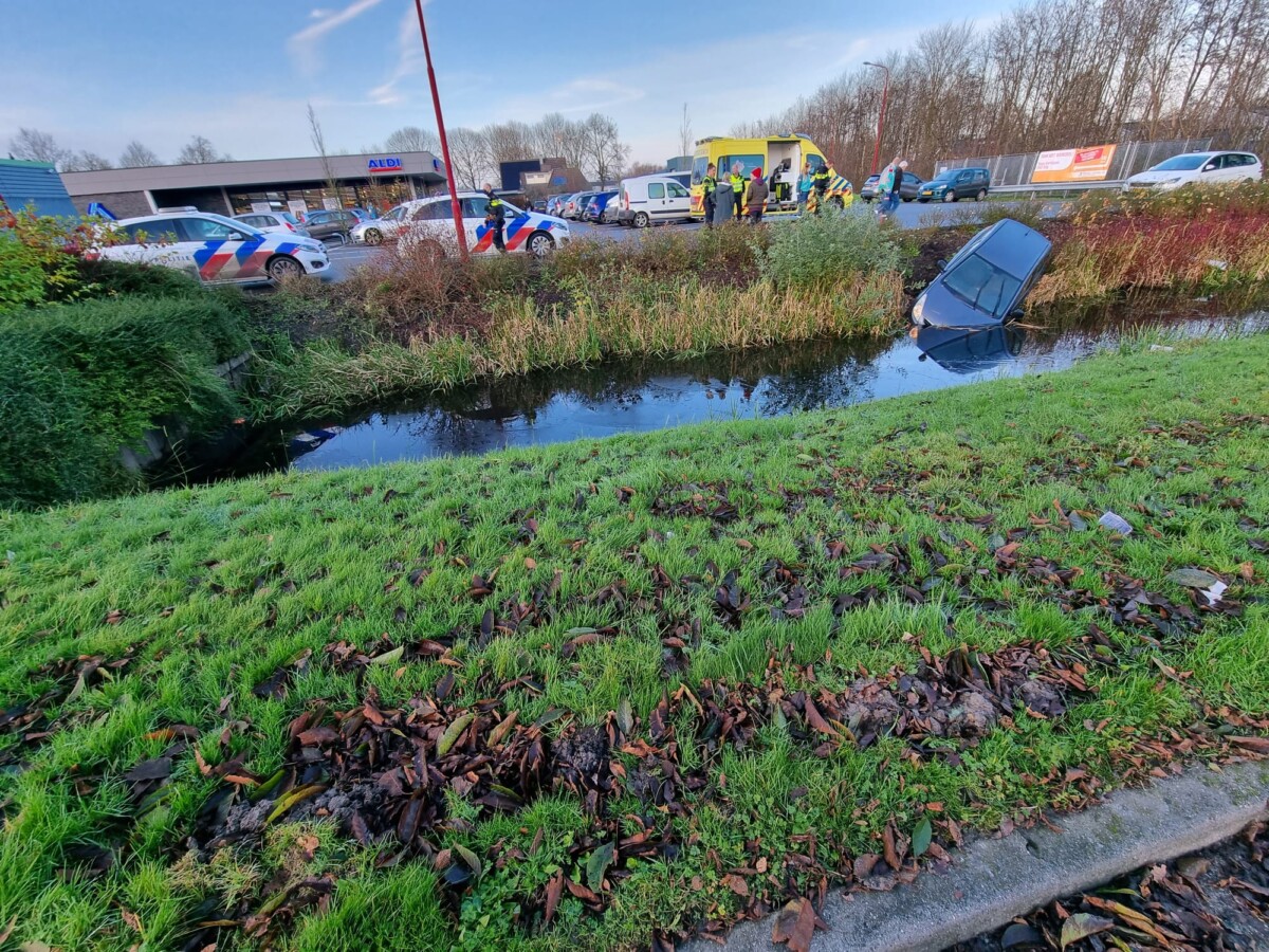 Auto raakt in de sloot in Kollum