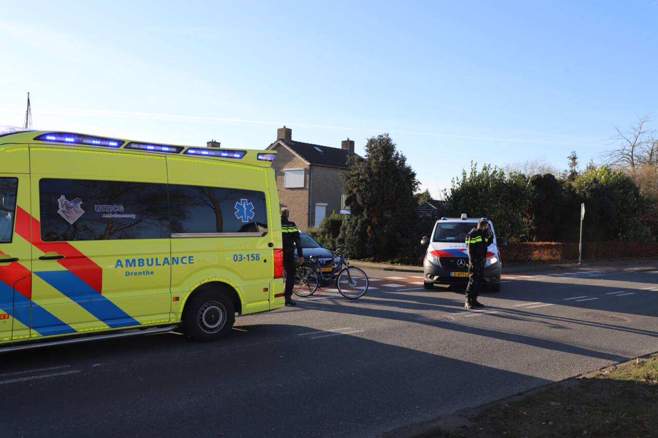 Automobilist in botsing met fietsster op kruising in Hoogeveen