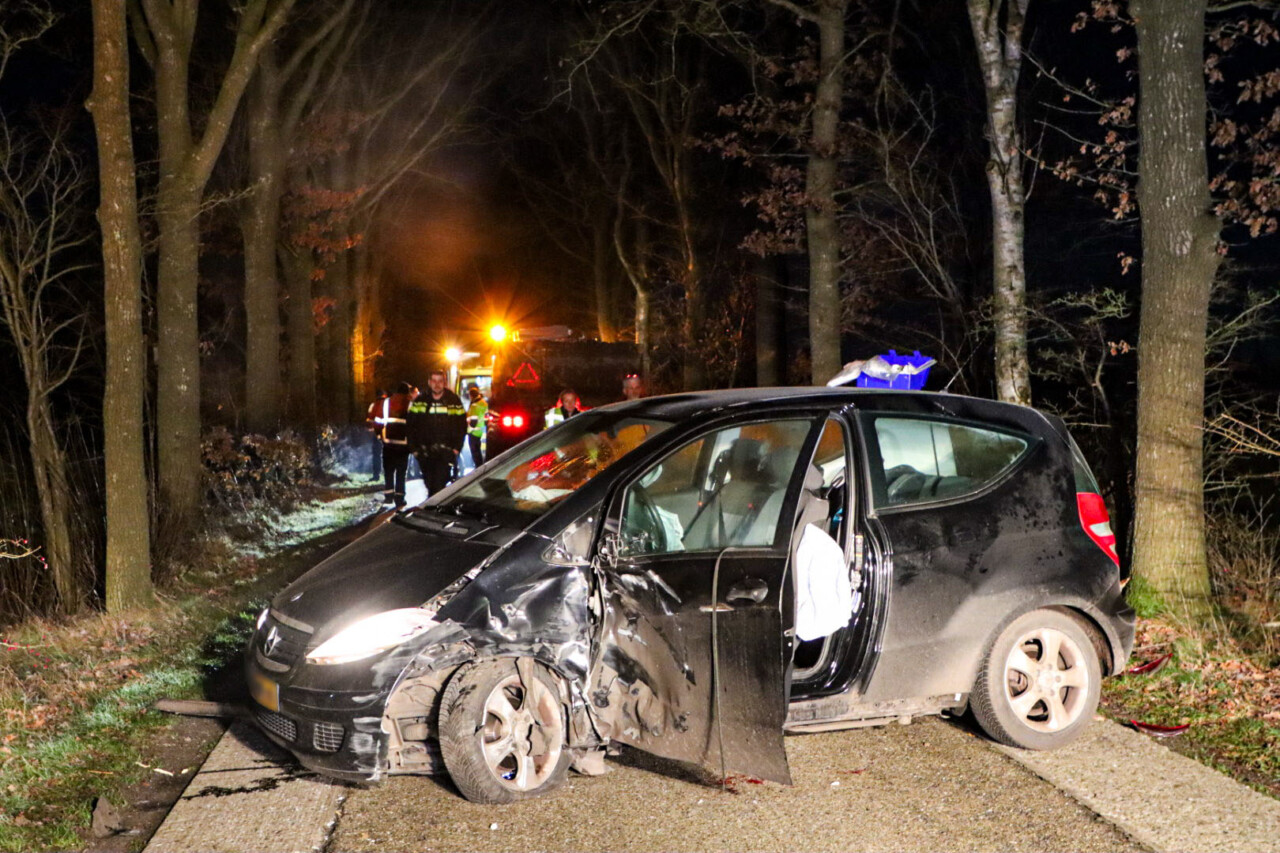Auto fors beschadigd na botsing met tractor bij Grootegast