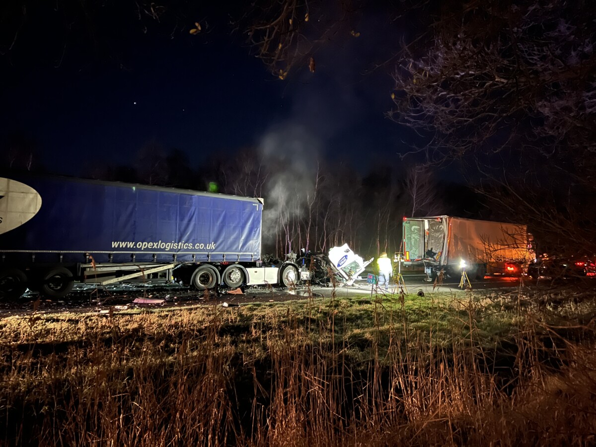 A28 bij Veeningen afgesloten na zwaar ongeval met vrachtwagens (video)