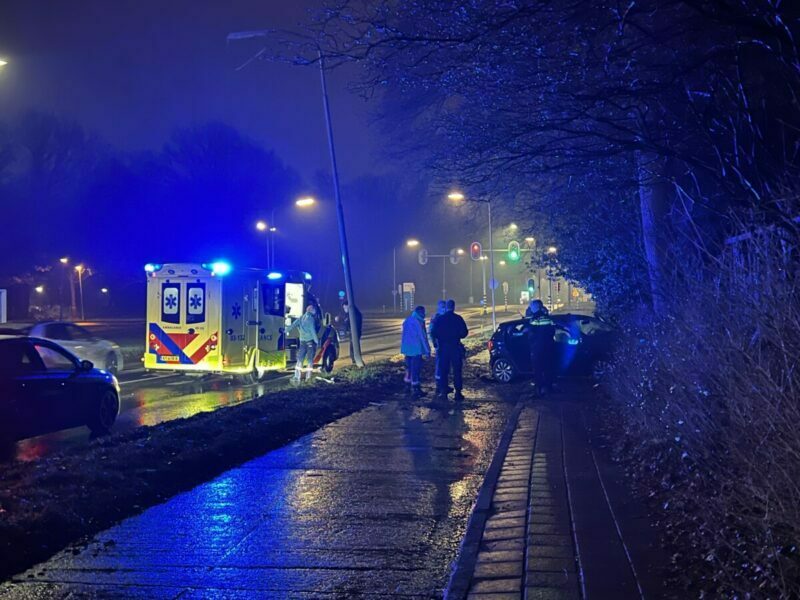 Auto raakt van de weg in Emmen, bestuurder mee naar politiebureau
