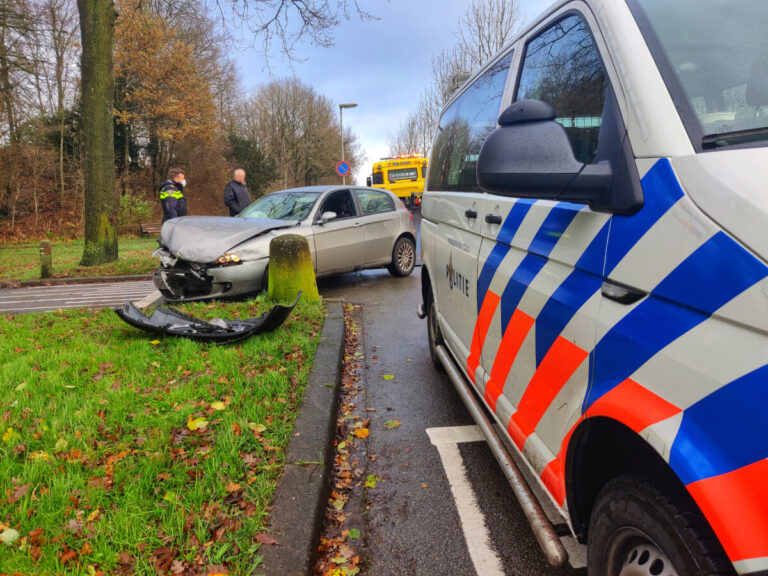 Auto botst tegen andere auto en komt tot stilstand tegen paal