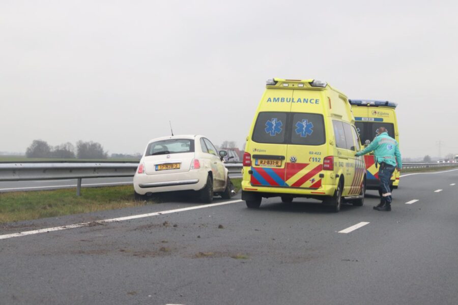 Auto belandt tegen vangrail op N31 bij Warten