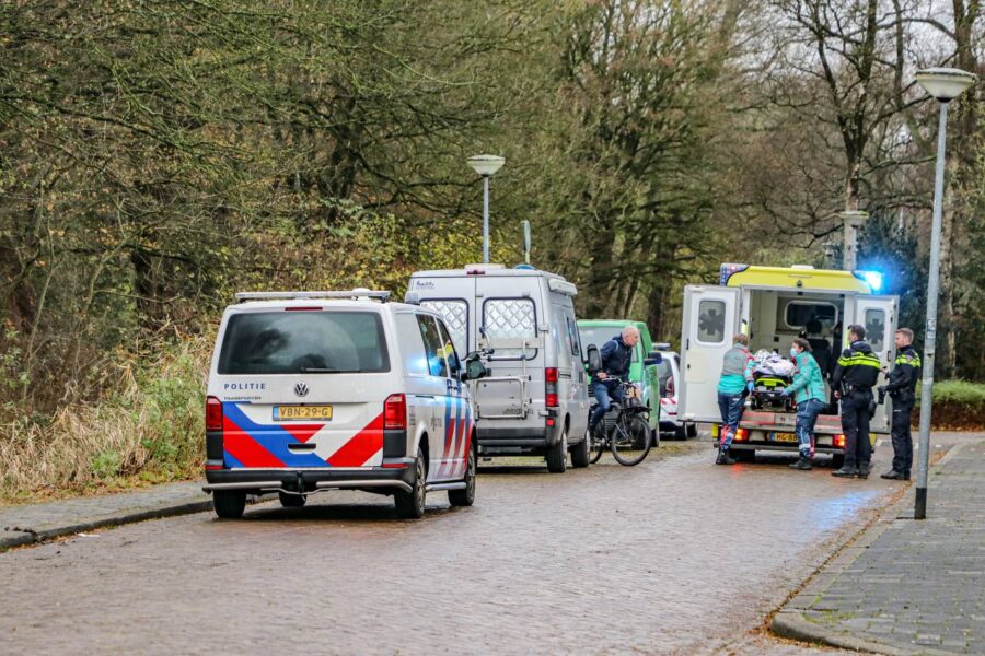 Vrouw raakt met fiets en al te water in Groningen