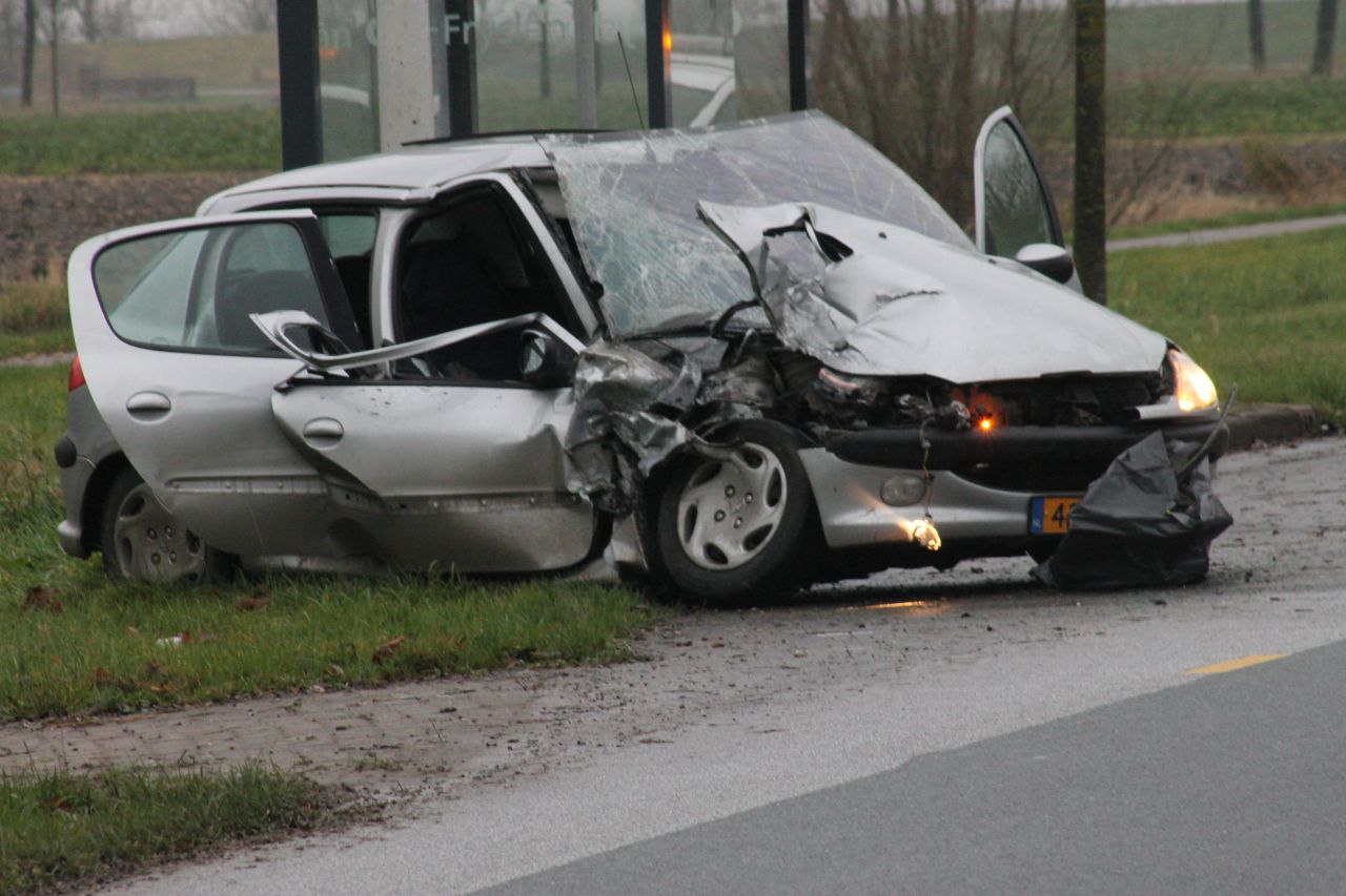 Auto botst achterop aanhangwagen in Engwierum