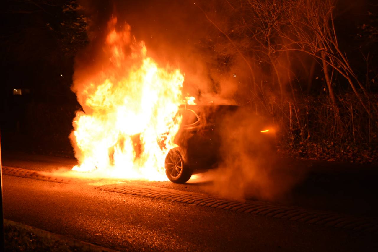 Auto in vlammen op aan de Jachtlaan in Winschoten