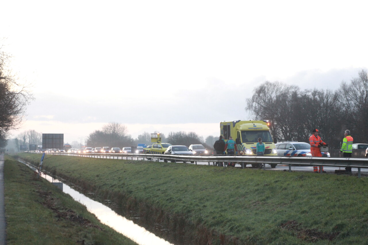 Flinke file op A28 na botsing tussen auto en bus
