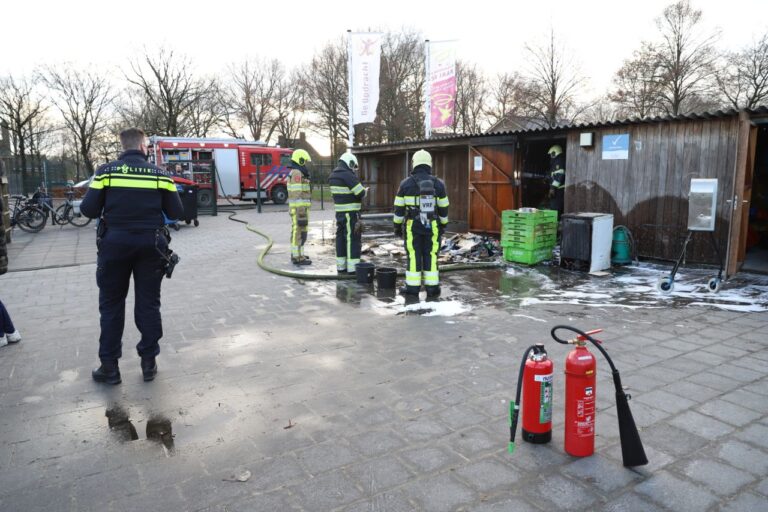 Brandweer rukt uit voor brand in schuurtje bij basisschool