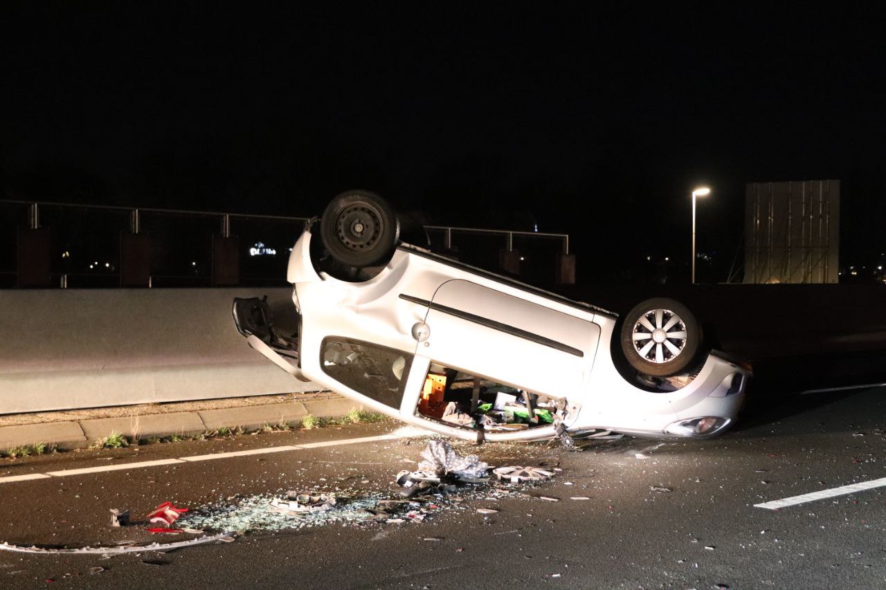 Grote ravage na crash op N7 bij Sneek; auto op de kop tegen de vangrail (video)
