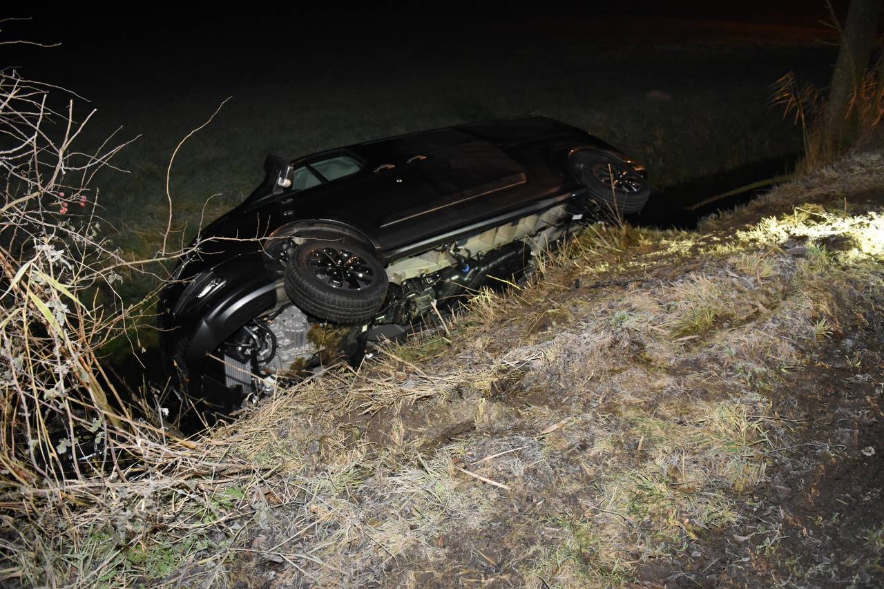 Splinternieuwe bus belandt in sloot in Winsum