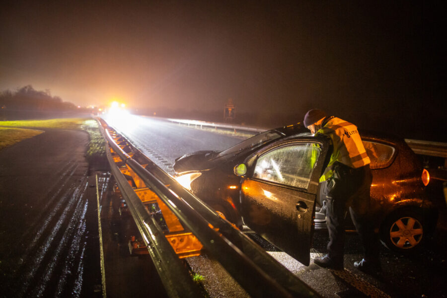 Bestuurster botst op vangrail op de N381