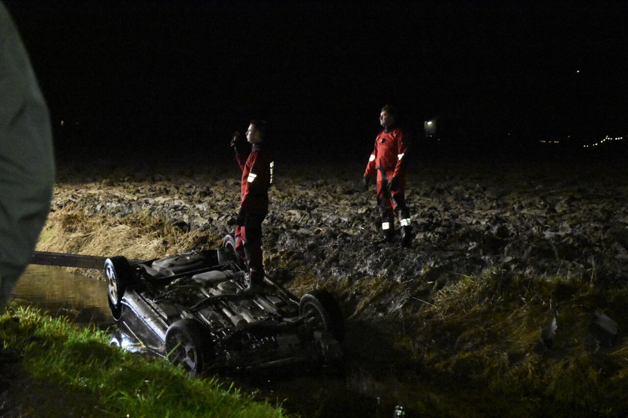 Auto raakt te water in Grijpskerk; bestuurder zwaargewond