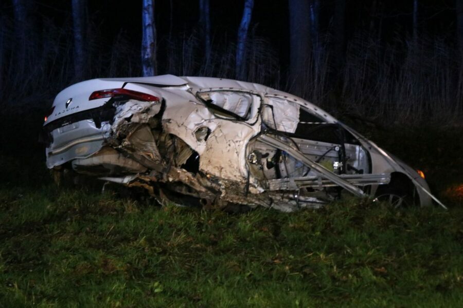 Fors ongeval op de N387 bij Siddeburen; wielophanging en achteras komen los van auto (video)