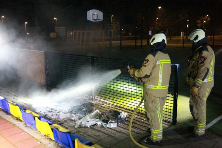 Brandweer blust brandende bult plastic in Vries