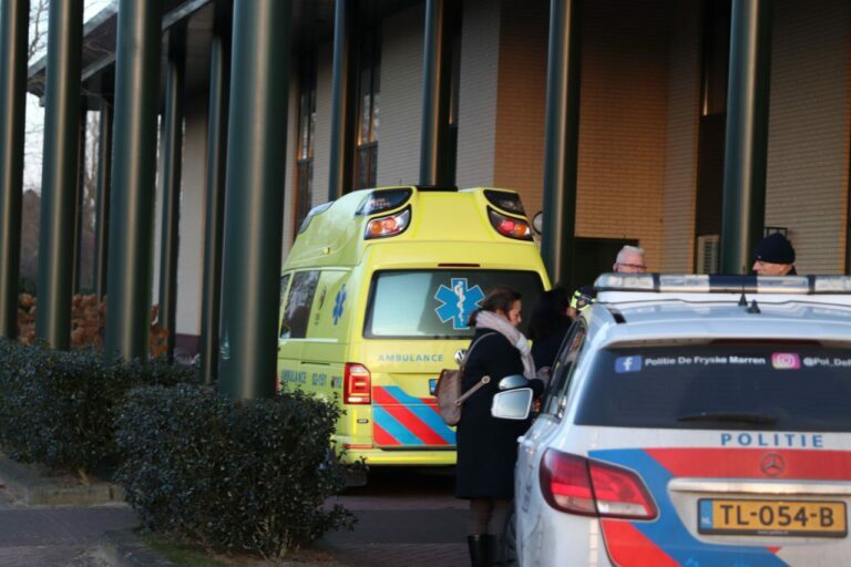 Man raakt gewond nadat hij door het ijs was gezakt in Sneek