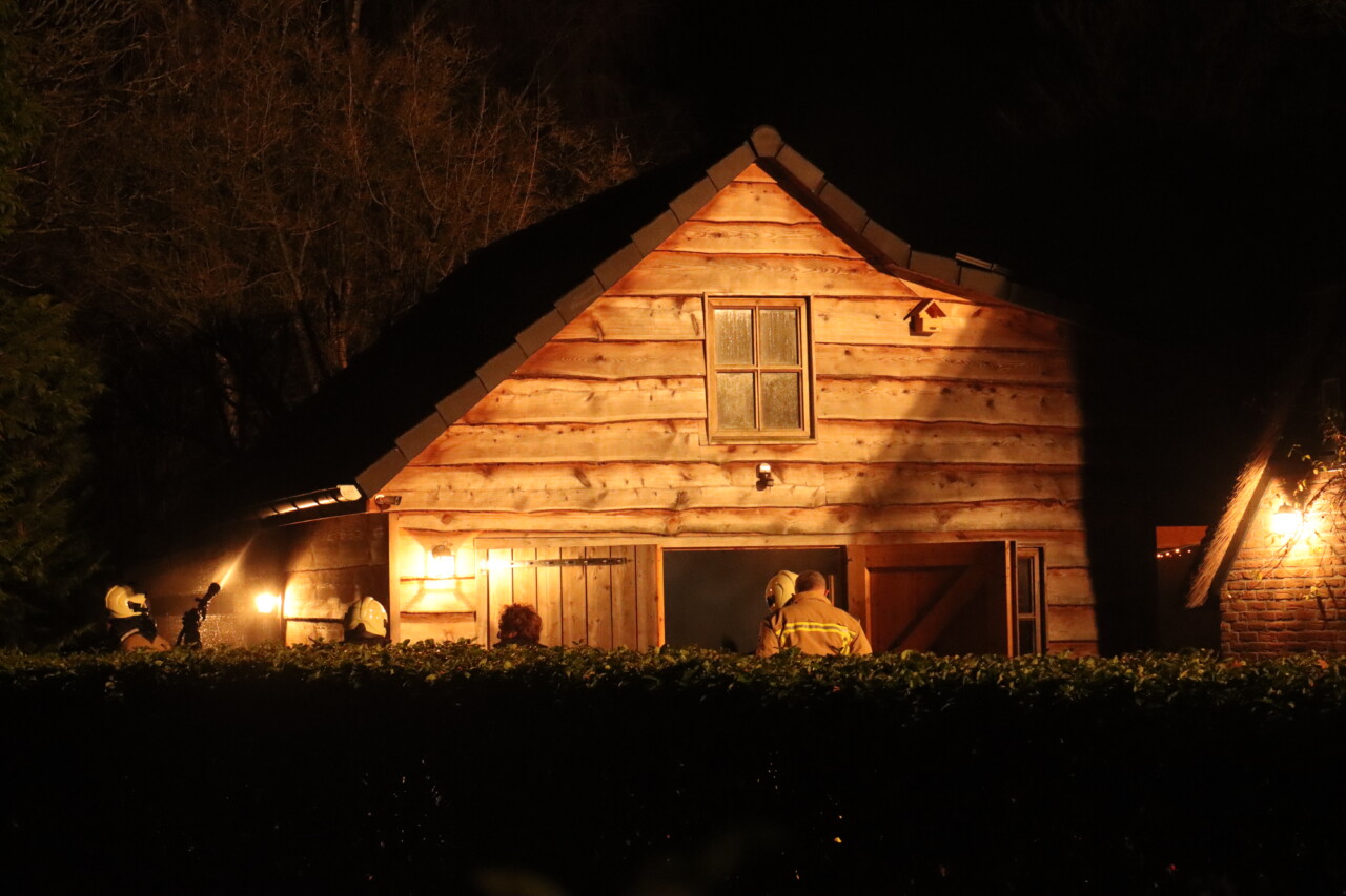 Brand in dak van schuur in Veeningen