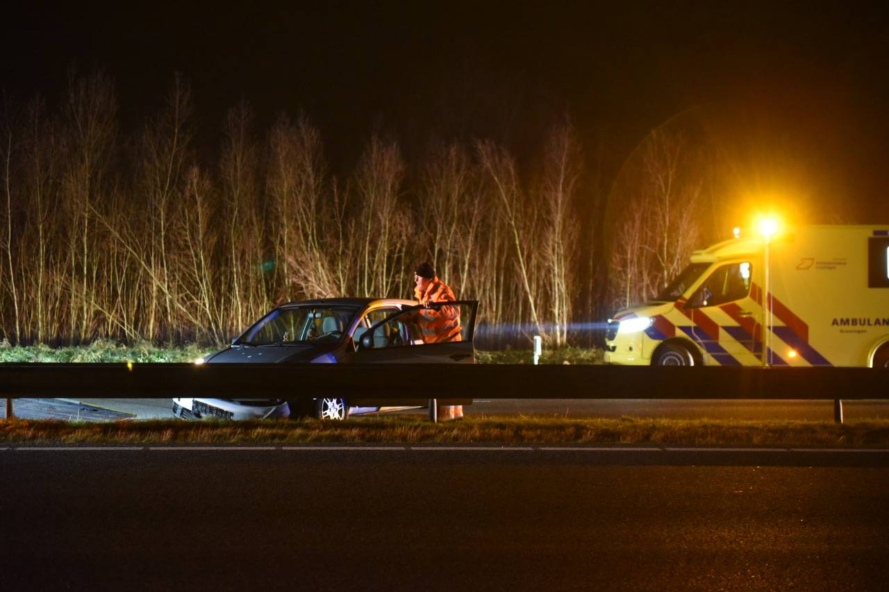 Auto raakt van de A7 bij Beerta en komt in geleiderail tot stilstand