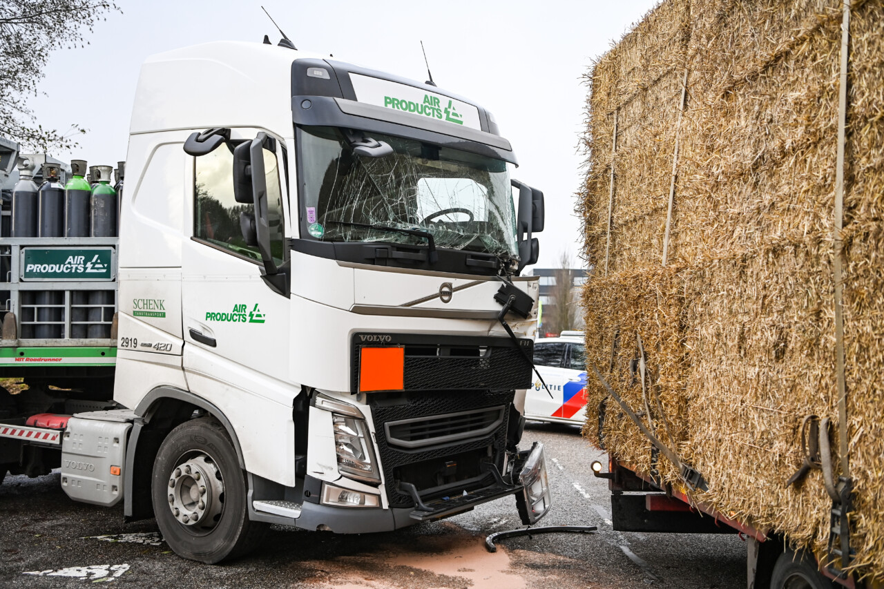 Vrachtwagenchauffeurs botsen op Europaweg in Zuidbroek: veroorzaker raakt gewond
