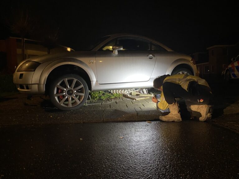 Audi crasht op elektriciteitskast in Marum