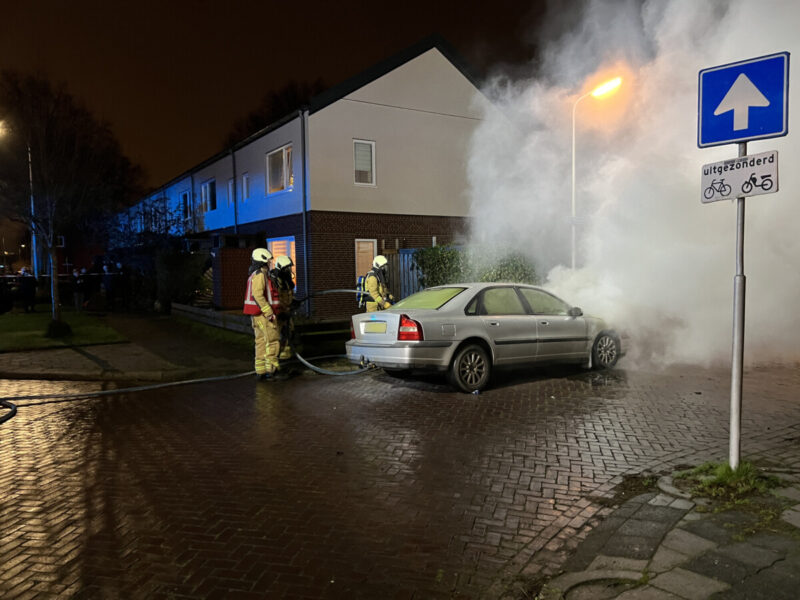 Auto verwoest door brand in Hoogeveen