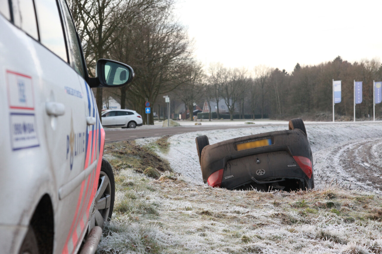 Auto raakt door gladheid op de kop in de sloot bij Steenbergen