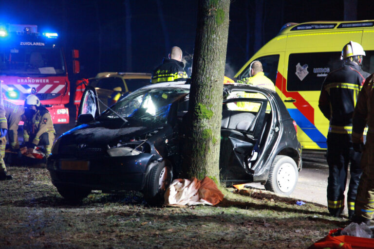 Automobilist bekneld bij ongeval in Zuidlaren (video)