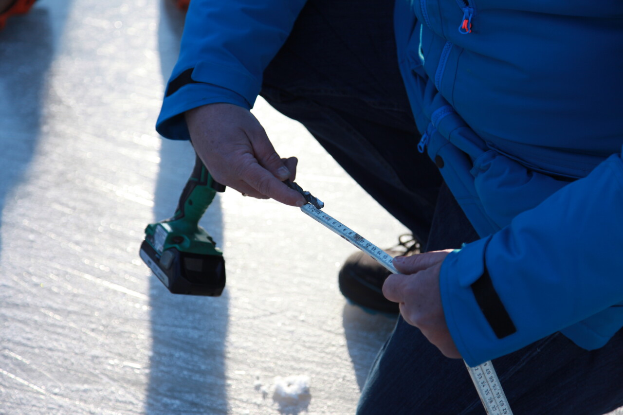 De eerste marathon op natuurijs vindt vanavond plaats in Noordlaren (video)