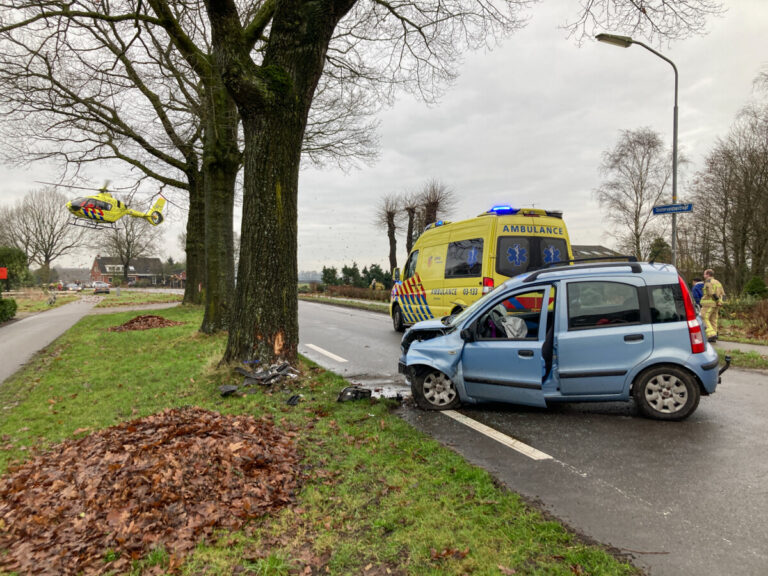 Gewonde bij frontale botsing met auto tegen boom in Nieuw-Dordrecht