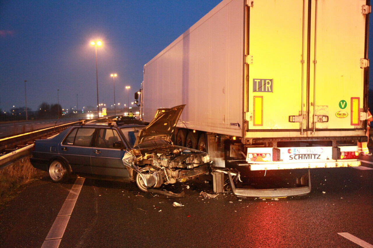 Vijf voertuigen betrokken bij verkeersongevallen op A7 bij Groningen door gladheid (video)