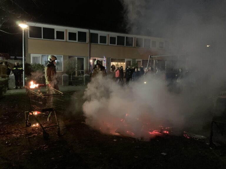 Bult met rommel en winkelkarren in brand in Assen